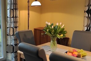 Dining - Modernes Ferienhaus Lisa an der Schaabe, Tromper Wiek in Glowe auf Rügen (Glowe)