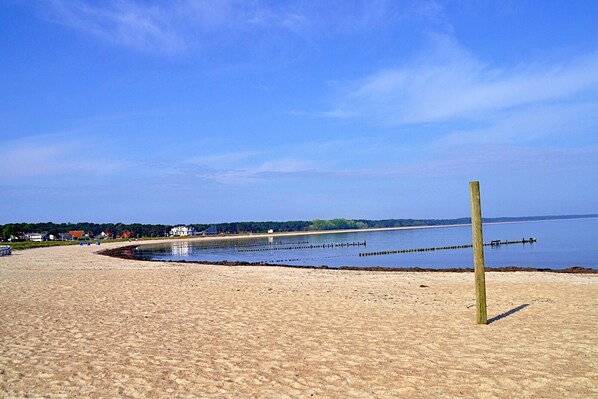 Beach nearby, sun loungers - Modernes Ferienhaus Lisa an der Schaabe, Tromper Wiek in Glowe auf Rügen (Glowe)