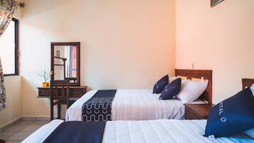 Habitación estándar, 2 camas matrimoniales | Wifi gratis y ropa de cama