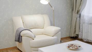 Familienapartment | Wohnbereich | 30-cm-Fernseher mit Kabelempfang