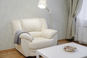 Familienapartment | Wohnbereich | 30-cm-Fernseher mit Kabelempfang