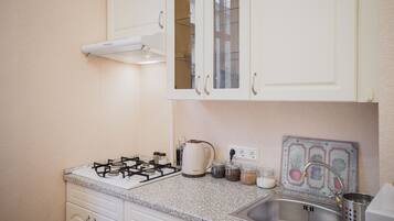 Familienapartment | Eigene Küche | Kühlschrank, Mikrowelle, Herdplatte, Wasserkocher mit Kaffee-/Teezubehör