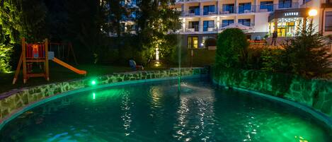 Fachada de la propiedad por la tarde o noche