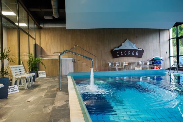 Una piscina techada, camas de piscina gratis