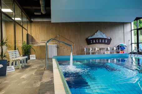 Una piscina techada, camas de piscina gratis