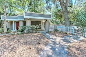 Property grounds - 7653 Huntington - Beautiful Lagoon Views/Screened in Porch (Hilton Head Island)
