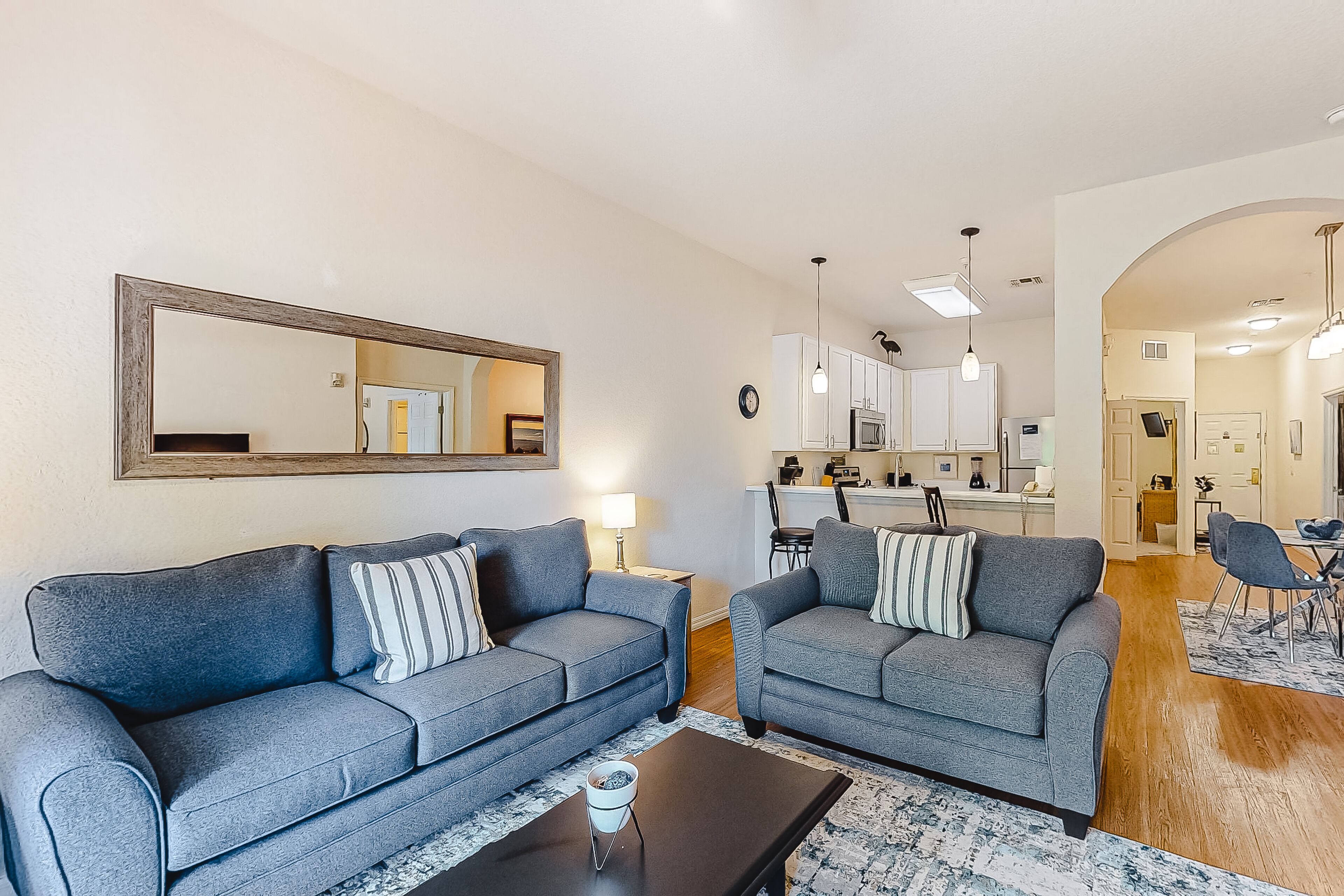 First-floor condo with screened patio, pool, hot tub & W/D - near parks/eateries