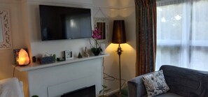 Smart TV, fireplace, books, stereo - East Geelong House - Mimosa Cottage (Thomson)