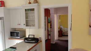 Fridge, microwave, oven, stovetop - East Geelong House - Mimosa Cottage (Thomson)