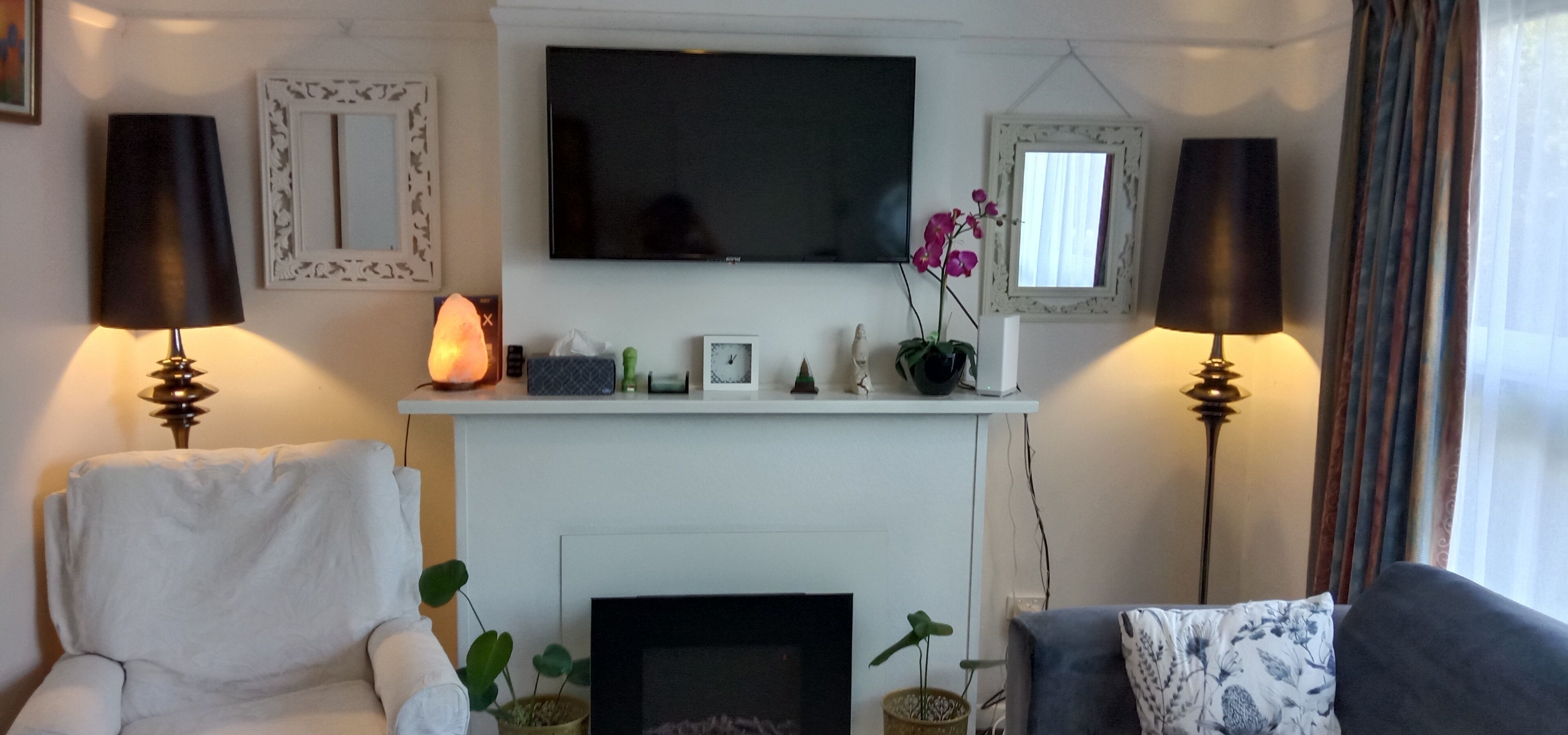 TV connectée, cheminée, livres, chaîne hi-fi