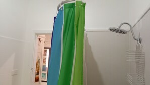 Ducha y bañera combinadas, secador de pelo, toallas y jabón