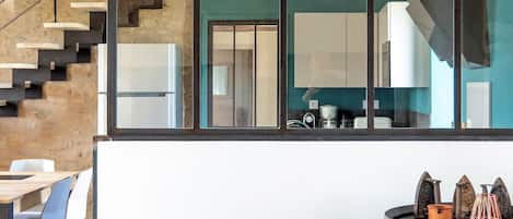 TV, peis, DVD-spiller og bøker