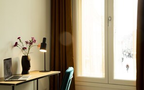 客房內保險箱、書桌、筆電工作空間、遮光布/窗簾