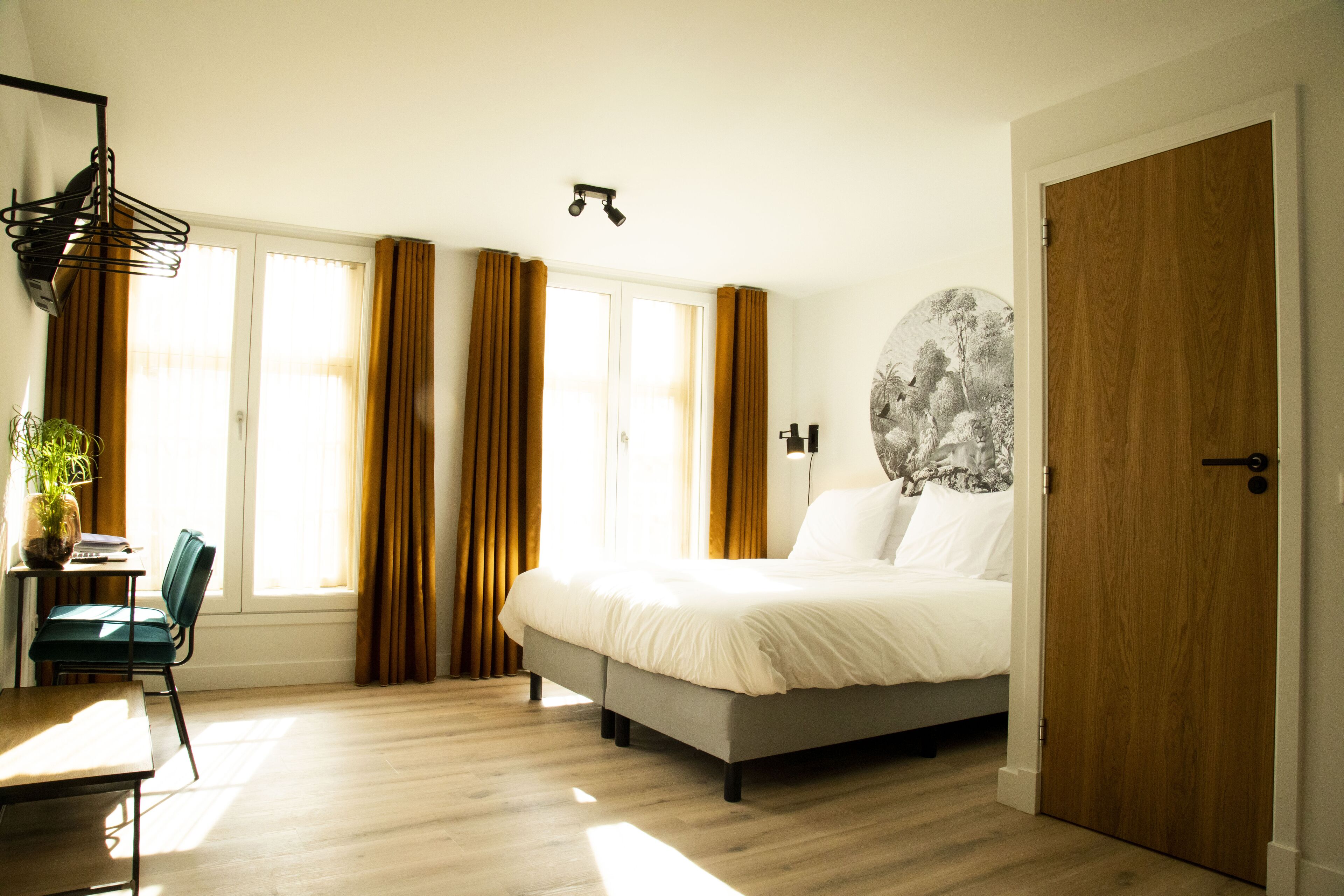 Habitación familiar (N°1) | Caja de seguridad en la habitación y escritorio 