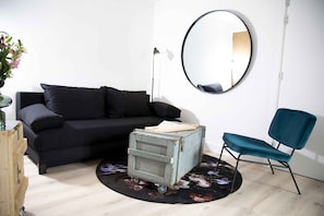 Family Room (N°1) | Living area | 80-cm flat-screen TV with digital channels, TV, Netflix