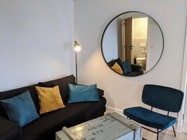 Een 80-cm flatscreentelevisie met digitale zenders en een televisie