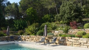 A swimming pool with clear water, surrounded by stone walls and lounge chairs. - NICE HOUSE LOCATED IN THE HEART OF THE VAR  (Draguignan)