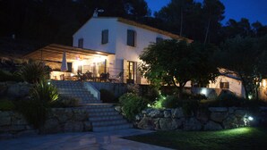 A two-story building with a patio area and outdoor seating. - NICE HOUSE LOCATED IN THE HEART OF THE VAR  (Draguignan)