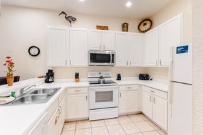 冰箱、微波炉、烤箱、炉灶