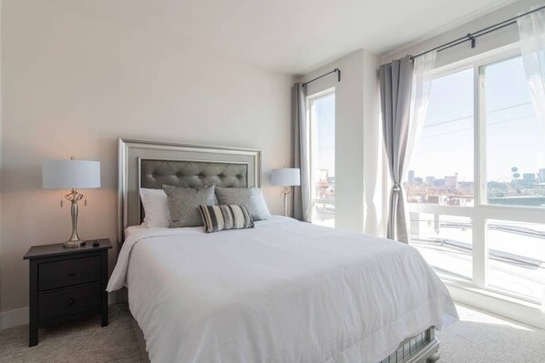 3 عدّة غرف نوم ومكواة/لوح كي وواي فاي وملاءات أسرّة