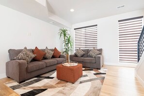 تلفزيون، برامج وأفلام نتفليكس، خدمات بث، مكتب