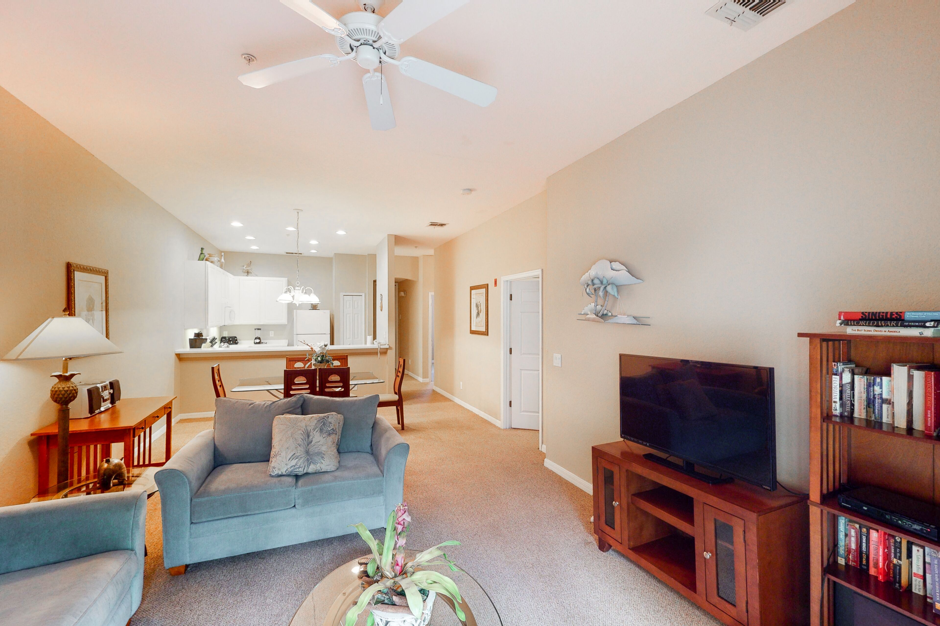 2nd floor condo w/ tennis court, restaurant, balcony, gym, sauna