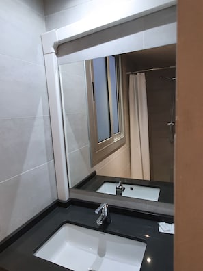 Dobbeltrom, delt bad (Shower in room) | Sengetøy