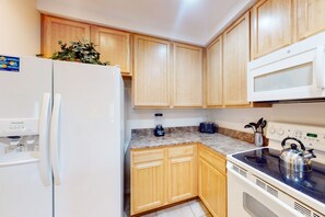 Geladeira, micro-ondas, fogão, cooktop