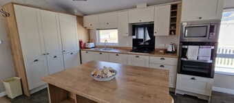 Beach Lodge - 5 minute walk to the sandy beach