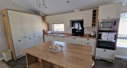 Beach Lodge - 5 minute walk to the sandy beach