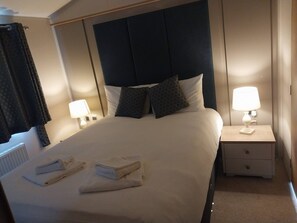 2 bedrooms, travel cot, free WiFi, bed sheets