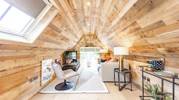 Superior 1-Bedroom Apartment (The Retreat) - (1 King) | Living area | Smart TV