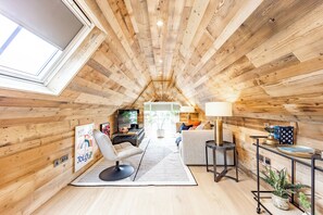 Superior 1-Bedroom Apartment (The Retreat) - (1 King) | Living area | Smart TV - No1. Apartments & Bedrooms St Andrews - St Mary’s (St. Andrews)