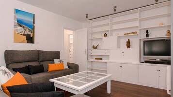 Een televisie, Netflix, streamingdiensten en een stereo