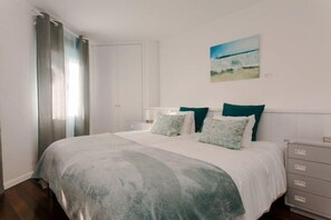 2 habitaciones, escritorio, tabla de planchar con plancha y wifi 