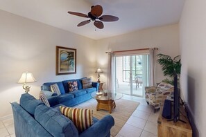 Televisio, DVD-soitin, pöytäjalkapallopöytä, pöytätennispöytä