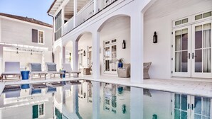 Ein Poolbereich mit Liegestühlen und einem klaren Pool.