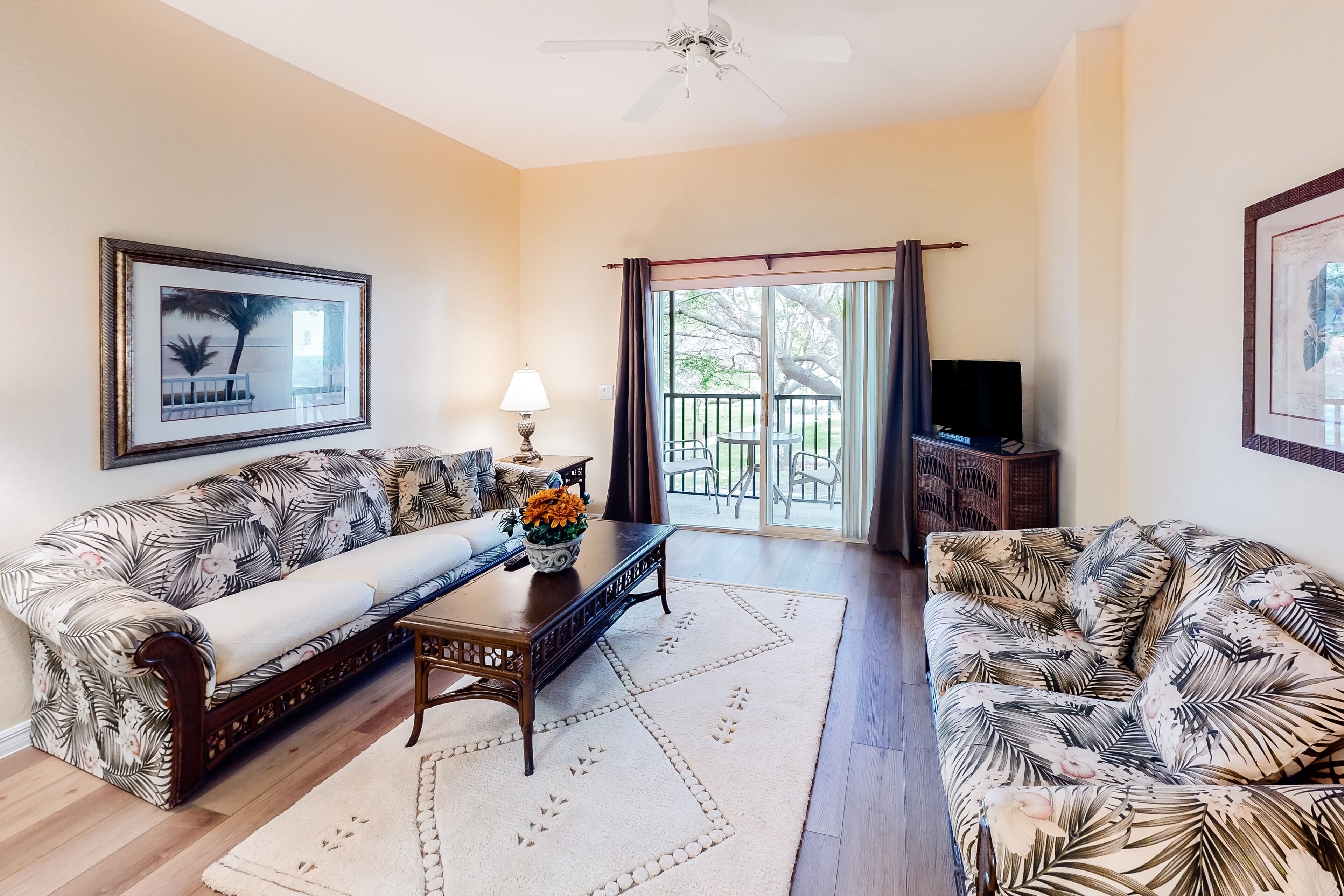 テレビ、DVD プレーヤー、テーブルサッカー台、卓球台