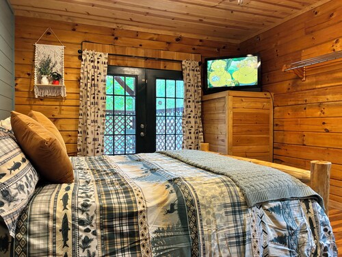 Fall Foliage Riverfront Cabin w/Hot Tub, King Bed, EV & Firepit & Mountain Views