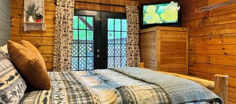 Fall Foliage Riverfront Cabin w/Hot Tub, King Bed, EV & Firepit & Mountain Views