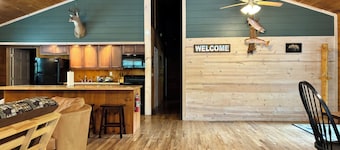 Fall Foliage Riverfront Cabin w/Hot Tub, King Bed, EV & Firepit & Mountain Views