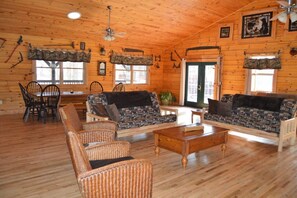 Smart TV, fireplace, DVD player - Fall Foliage Riverfront Cabin w/Hot Tub, King Bed, EV & Firepit & Mountain Views (Elkins)