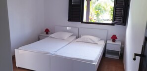 6 quartos, ferros/tábuas de passar roupa, berço de viagem