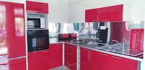 Geladeira, micro-ondas, fogão, cooktop