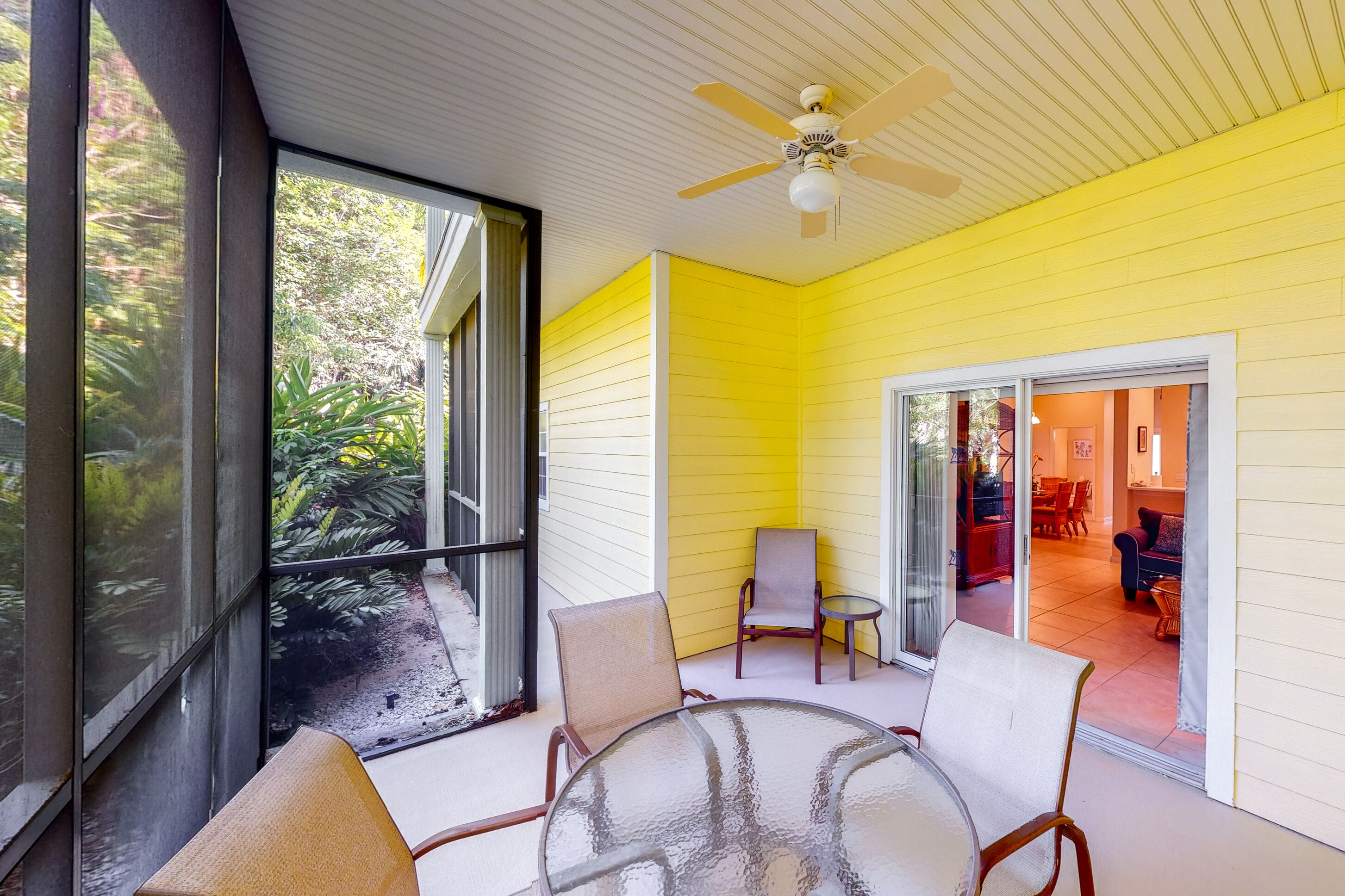 1st floor condo w/ patio, tennis court, sauna, basketball court