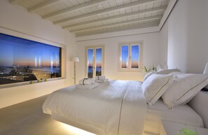 5 bedrooms, in-room safe, WiFi, bed sheets