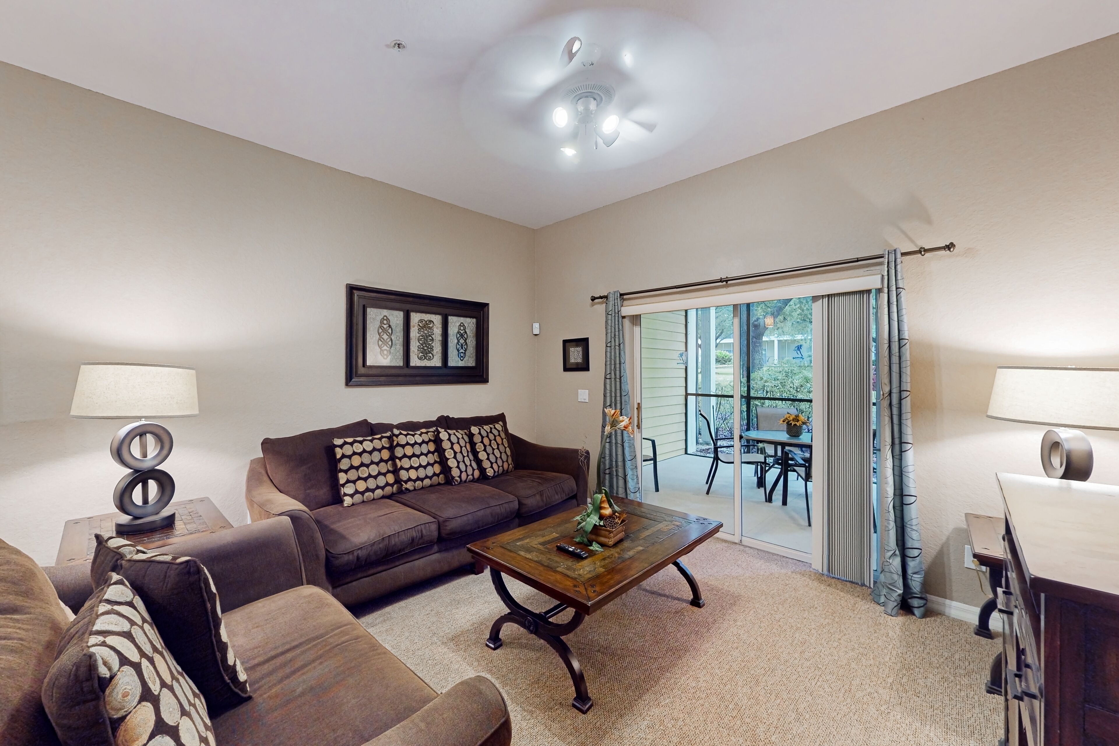 1st floor condo near theme parks, sauna, tennis court, basketball court, patio