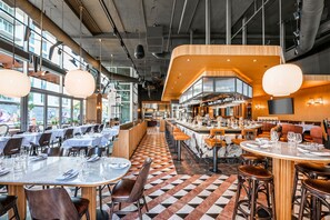 Serveert ontbijt, lunch, diner, Italiaanse gerechten