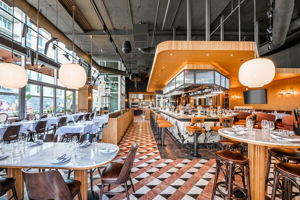 Serveert ontbijt, lunch, diner, Italiaanse gerechten