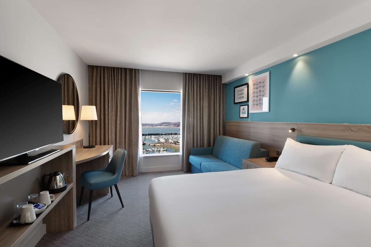 Hypo-allergenic bedding, in-room safe, desk, laptop workspace